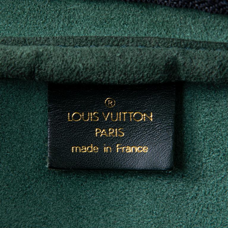 LOUIS VUITTON Green Taïga Kendall GM Travel bag.