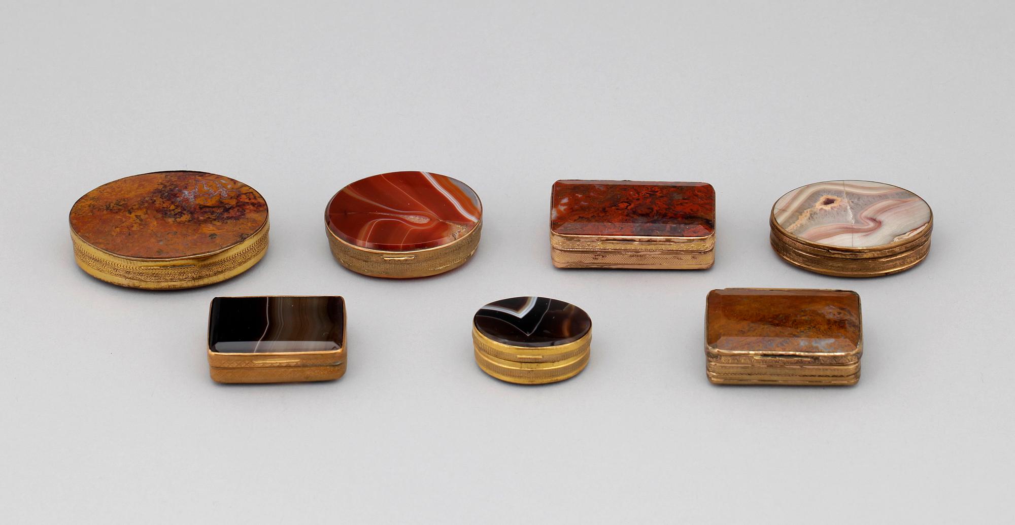 DOSOR, 7 st, onyx o agat med mässing, 1800-tal.