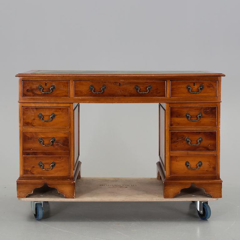 SKRIVBORD, engelsk stil, 1900-talets andra hälft.