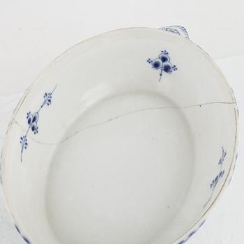 Royal Copenhagen, a 48-piece 'Musselmalet' porceain service, Denmark.