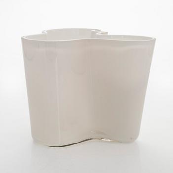 Alvar Aalto, a mid 20th century glass vase '3030', signed Alvar Aalto. Iittala.
