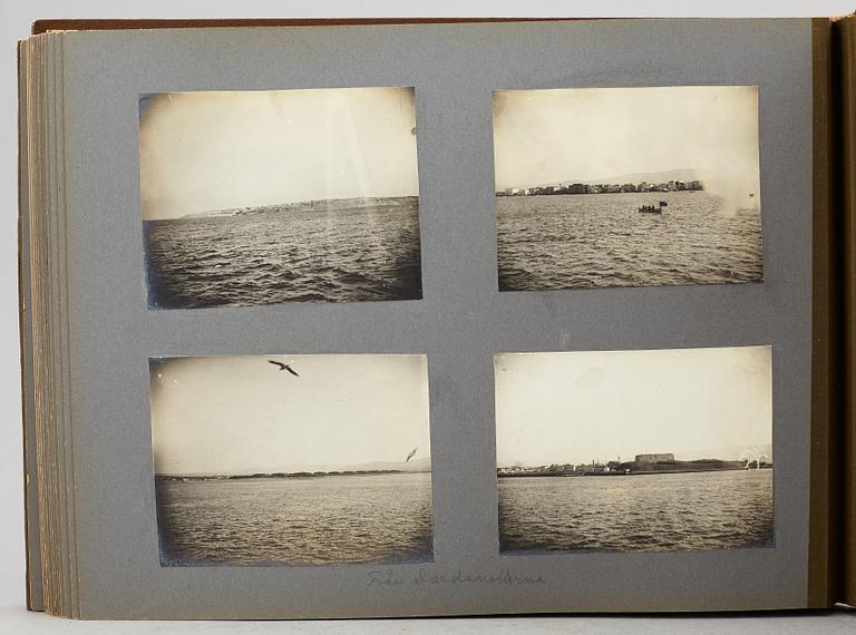 FOTOALBUM,   MEDELHAVSKRYSSNING 1905-06 MED KORVETTEN FREJA.