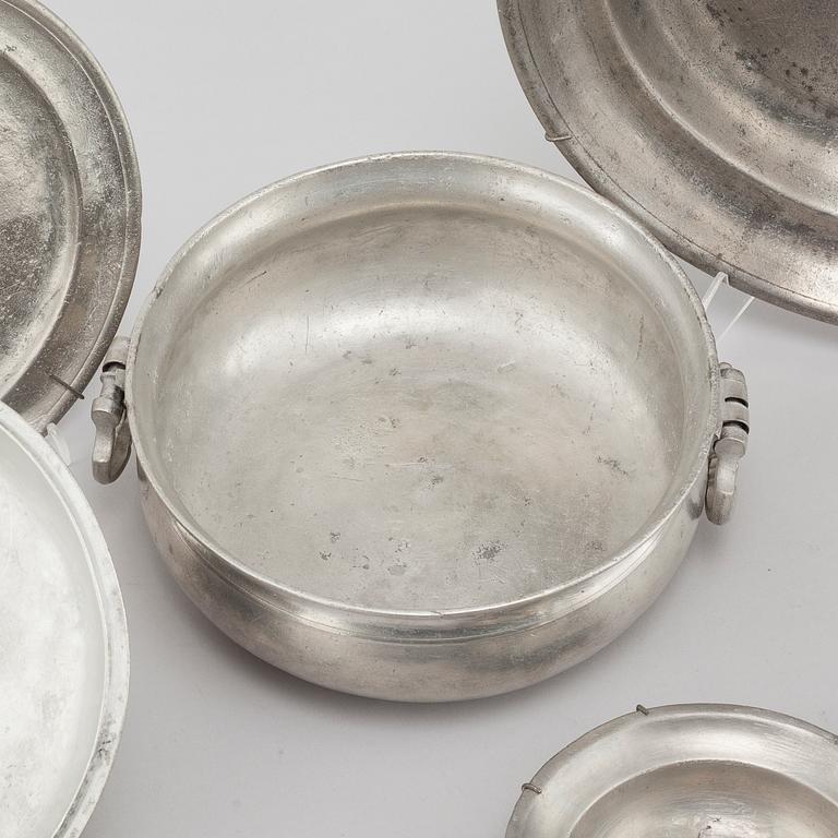 Five plates, two bowls and one poridge bowl with lid in pewter, 18th, 19th and 20th century.