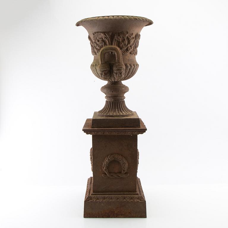 Garden urn with pedestal 20th century cast iron.
