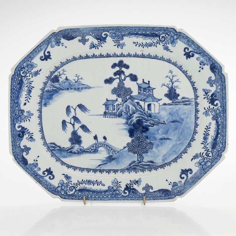 A blue and white tureen with cover and a dish, Qing dynasty, Qianlong (1736-95).