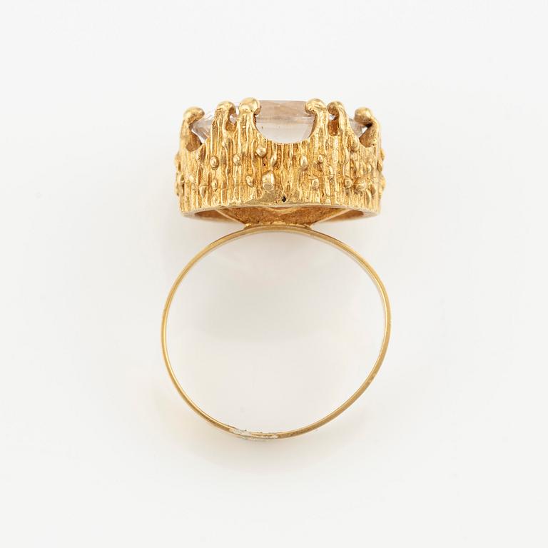 Ring in 18K gold with a white synthetic spinel.