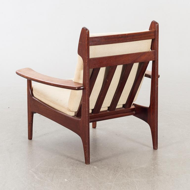 AN EASY CHAIR FROM THE MID 20TH CENTURY.