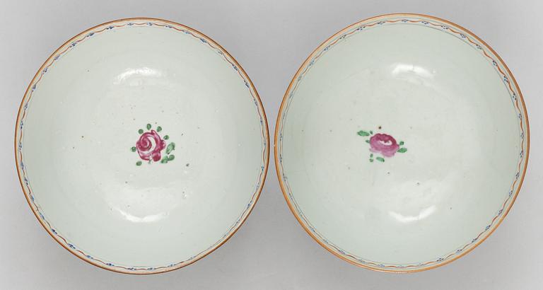 A pair of famille rose bowles, Qing dynasty 19th cent.