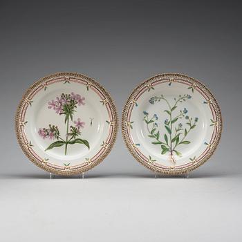 A set of 10 Royal Copenhagen 'Flora Danica' dinner plates, Denmark, 20th Century.