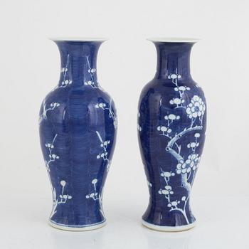 Two similar Chinese blue and white porcelain vases, late Qing dynasty/20th century.