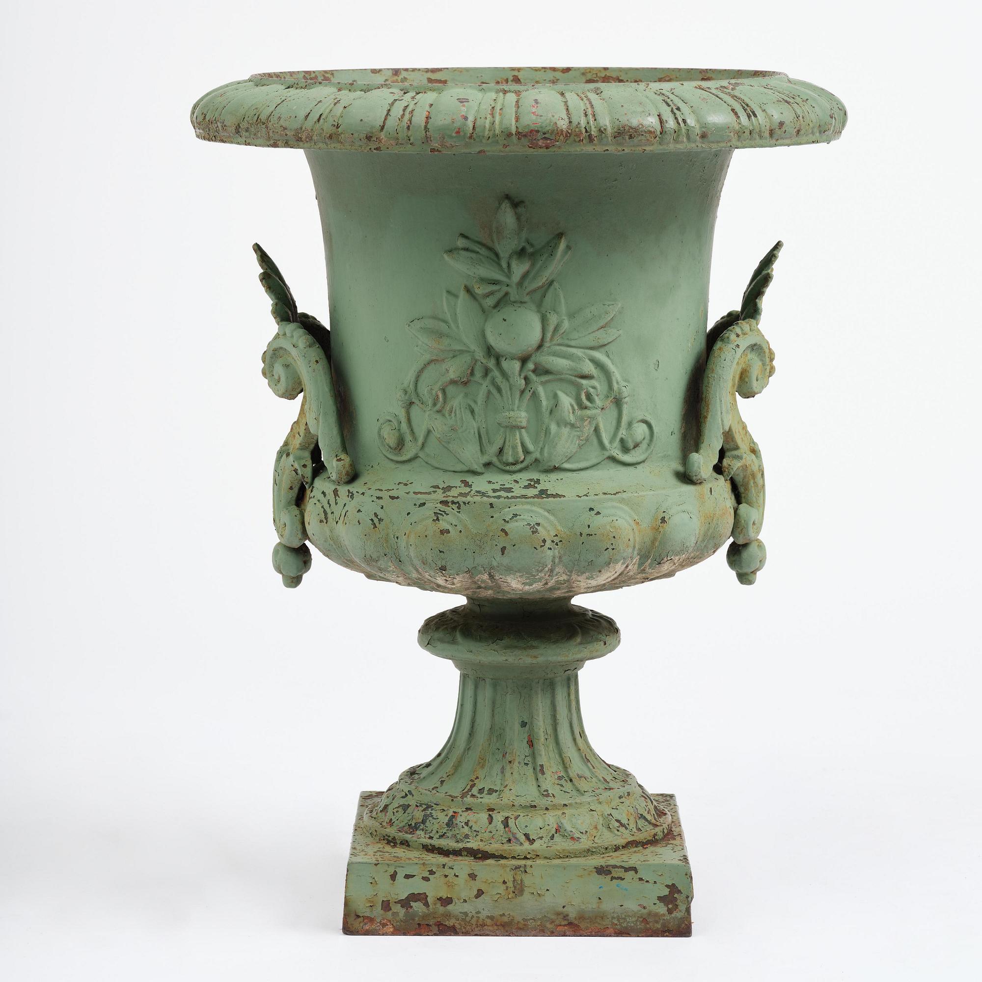 A green-painted cast-iron urn from Norrahammars bruk, Sweden, late 19th century.
