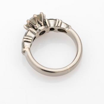 Ring, 18k guld med 5 diamanter.