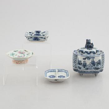Four pieces of Chinese porcelain, late Qingdynasty, around 1900.