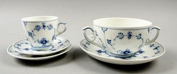 SERVIS, 131 delar, porslin, "Musselmalet", Royal Copenhagen och YTTERFODER, porslin, "Musselmalet", Bing & Gröndahl, Danmark.