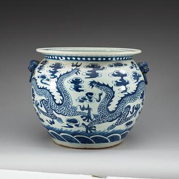 A blue and white fish basin, Qing dynasty.