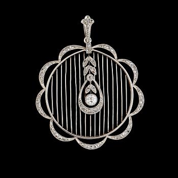 HÄNGE, 18K vitguld, diamanter, 1900-talets första hälft. Vikt ca 6 g.