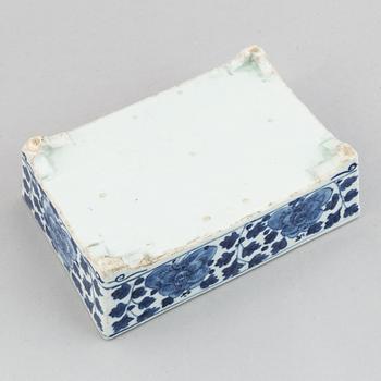 A blue and white porcelain pot, Qing dynasty, 18th-19th century.