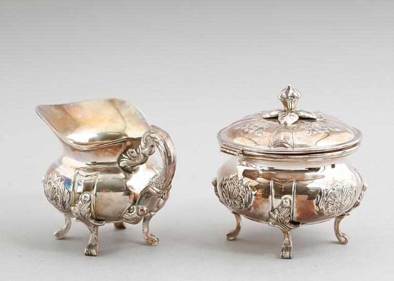 SOCKERSKÅL OCH GRÄDDKANNA, silver, märkta Bransch, Stockholm 1948/49. Vikt ca 434 gram.