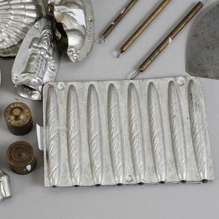 MARSIPANFORMAR/CHOKLADFORMAR SAMT TILLBEHÖR, 71 st, mestadels tenn, 1800/1900-tal.