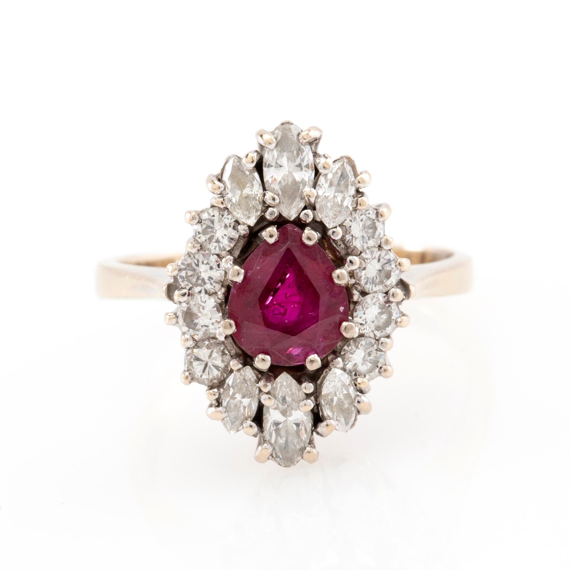 Ring 18K vitguld med en rubin och diamanter.