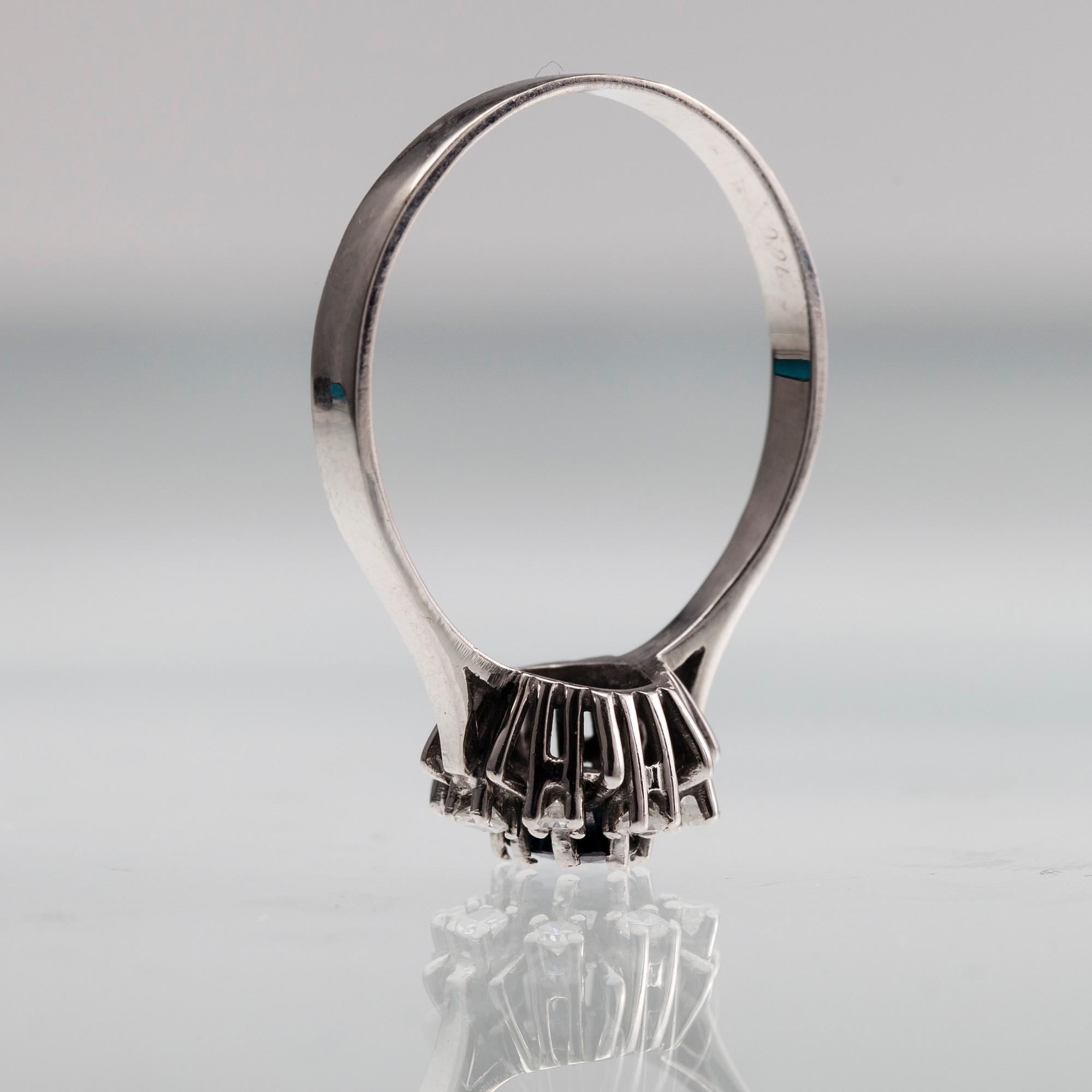 SMYCKESSET, 5 delar, 14K vitguld, diamanter tot. ca 1,20 ct, safirer tot. ca 3 ct. Vikt tot. 27,2 g.