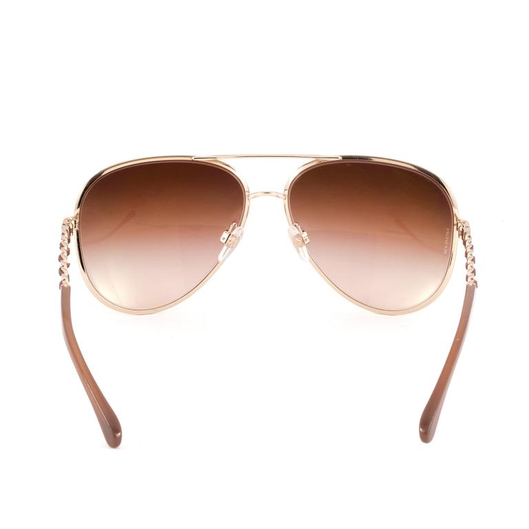 CHANEL, ett par solglasögon.