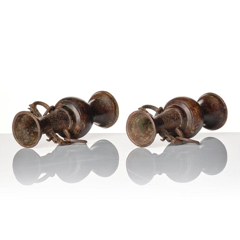 Altarvaser, ett par, brons. Mingdynastin (1368-1644).