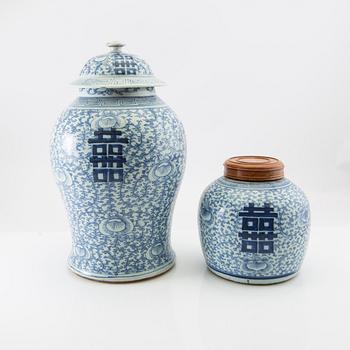 Two urns China late 19th century porcelain.