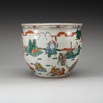 525. A famille rose fish basin, depicting the 18 Lohans, late Qing dynasty (1644-1912).