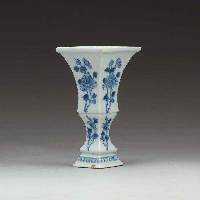 A blue and white vase, Qing dynasty, Qianlong (1736-95).