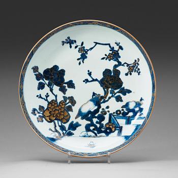 324. A large blue and white dish, Qing dynasty, Qianlong (1736-95).