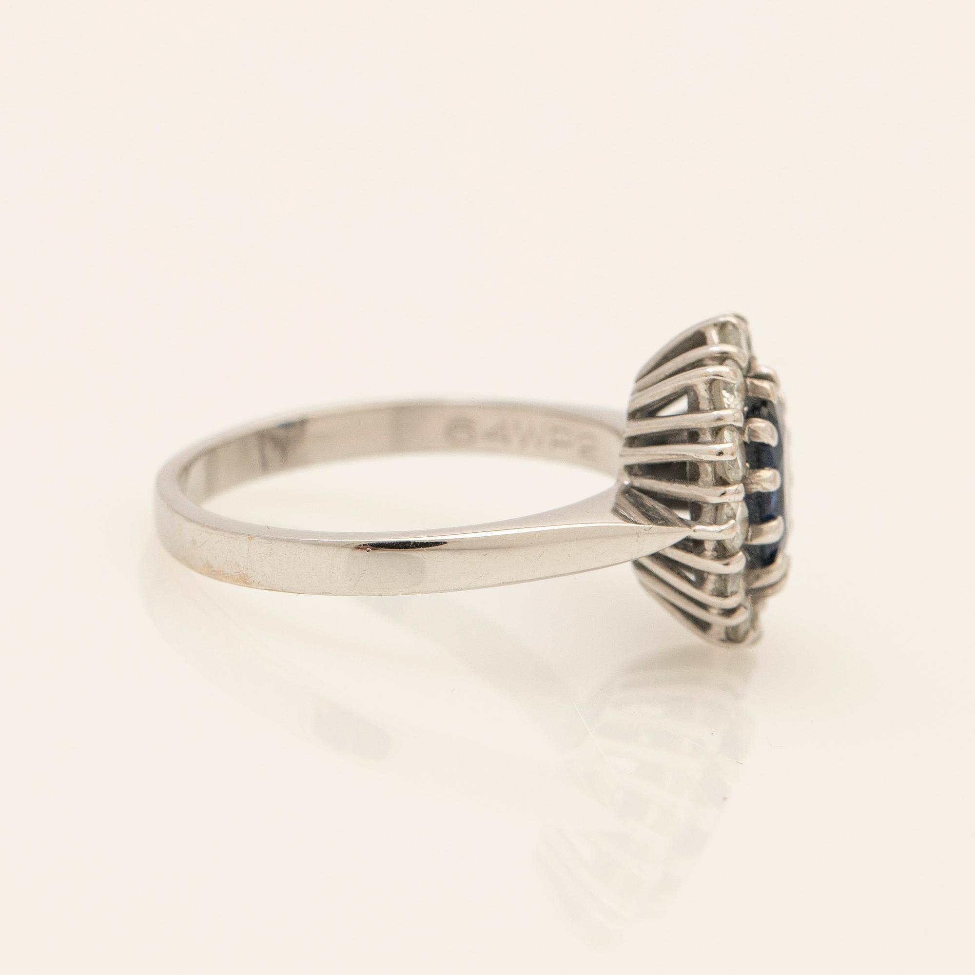 Ring, 18k vitguld med briljantslipade diamanter och safir.