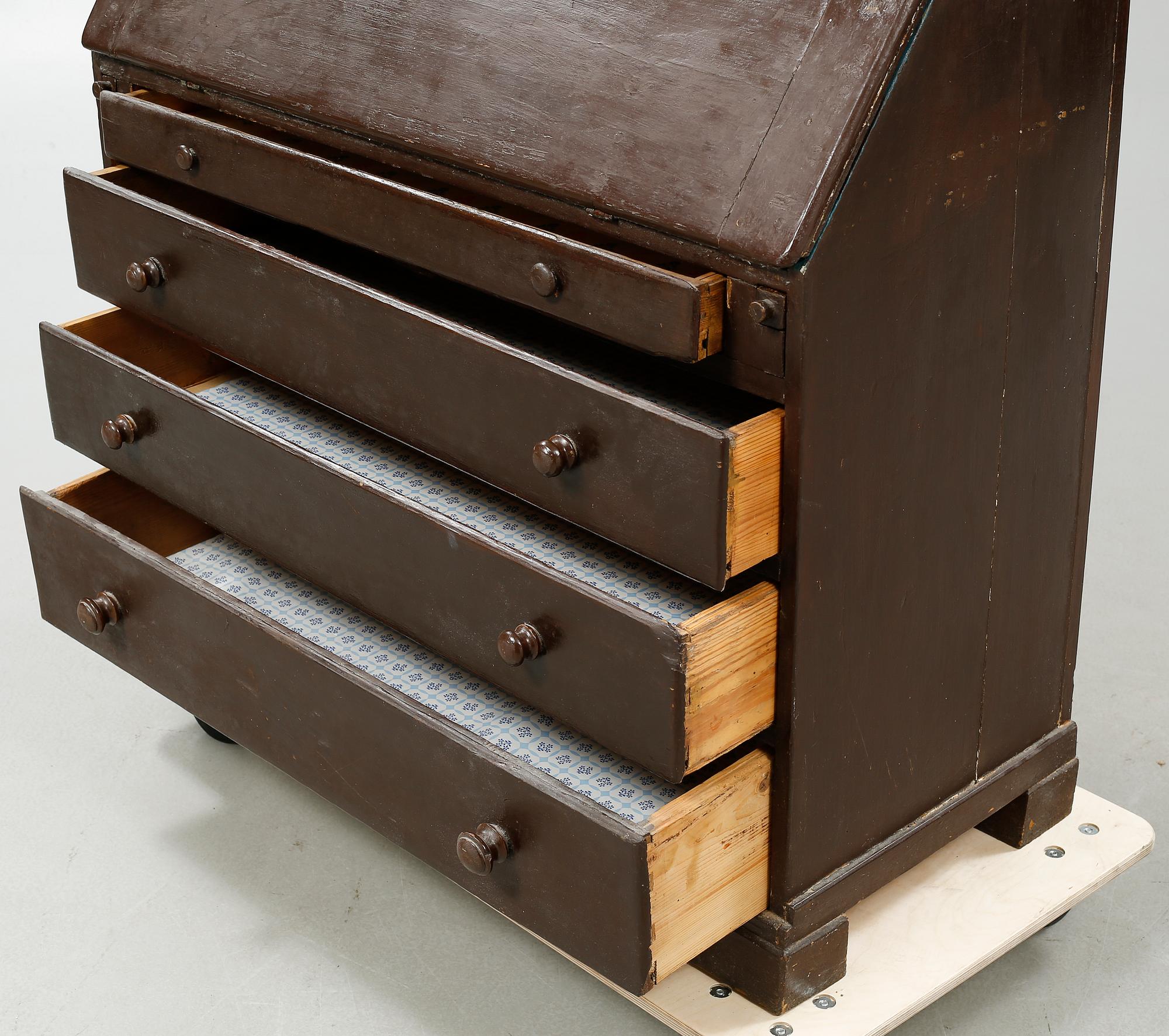 A Swedish handicrafted cabinet, made around year 1800.