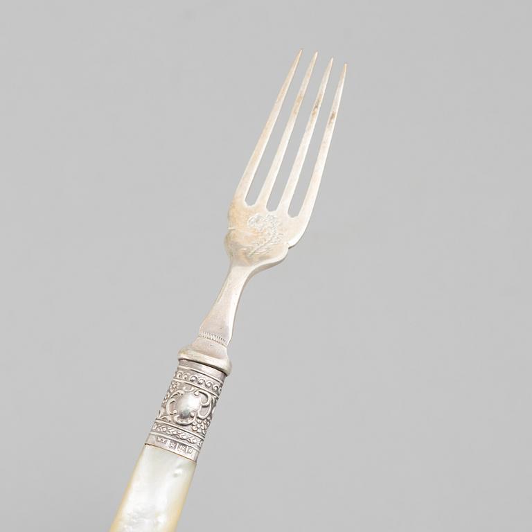 William Yates, fruit knives, 12 + 12 pcs, silver and mother-of-pearl, Sheffield, England 1899.