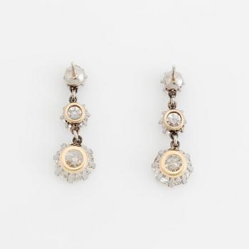 A pair of 18K gold earrings set with old-cut diamonds with a total weight of ca 4.75 cts.