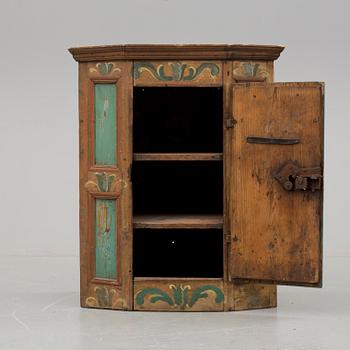HÄNGSKÅP, allmoge, daterat 1785.