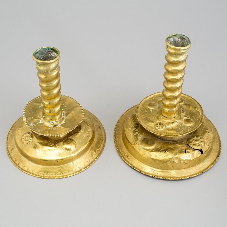 LJUSSTAKAR, 2 snarlika, mässing, barock, 1700-tal.