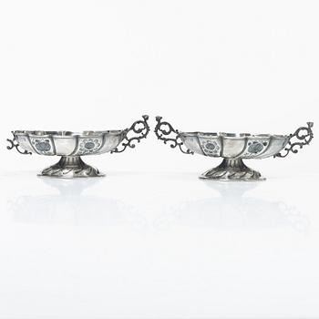 A pair of silver bowl, Carrington & Co, london, England, 1895.