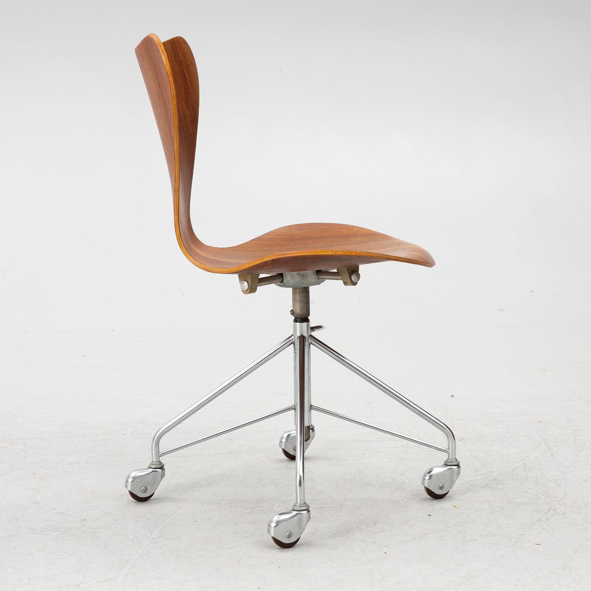Arne Jacobsen, a 'Seven' swivel chair Fritz Hansen, Denmark, 1964.