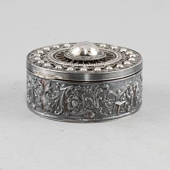 DOSA, silver, troligen Holland, 1900-tal. Vikt 325 g.