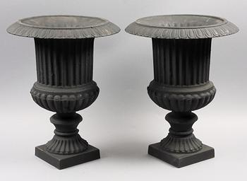 TRÄDGÅRDSURNOR, ett par. Gjutjärn. 2000-tal.