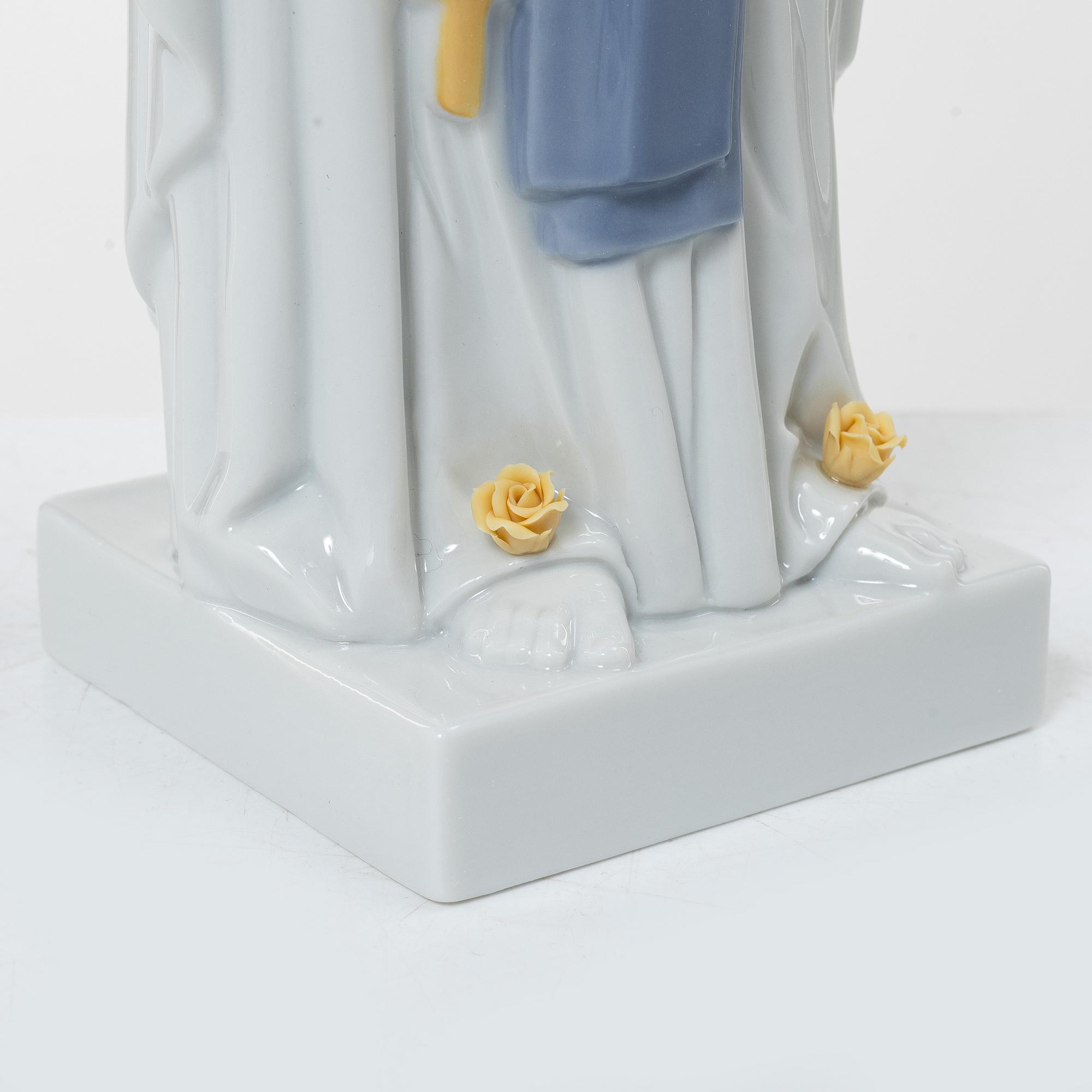 Lladró, a collection of figurines etc. Including "Romantic doves - wall art", "Sitting in heaven", "Our lady of Lourdes".
