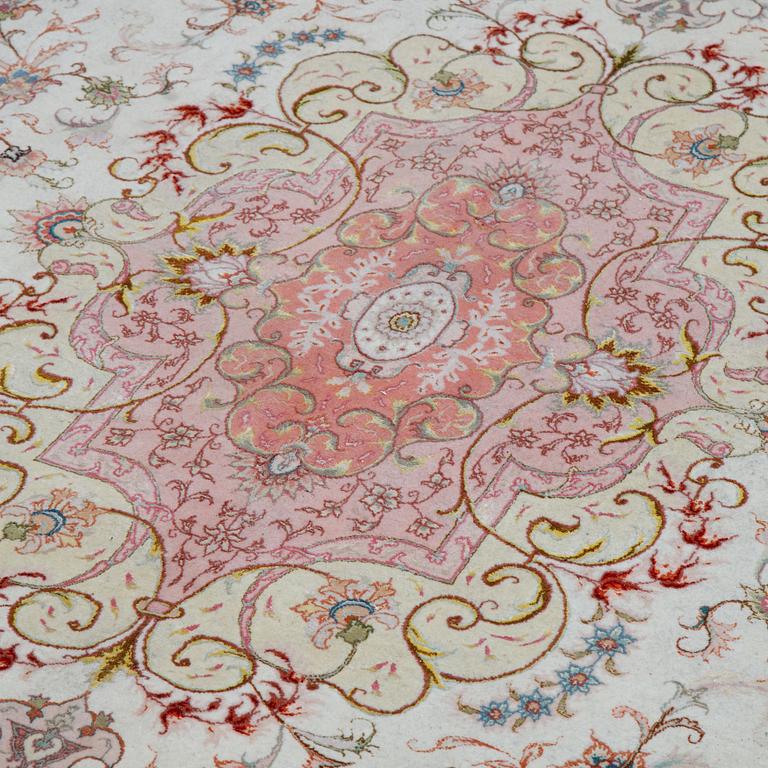 A carpet, Tabriz, part silk, ca 295 x 200 cm.