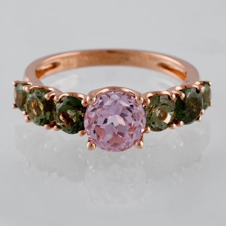 RING, 18K guld med fasettslipad kunzit ca 1.75 ct samt 6 fasettslipade turmaliner ca 1.34 ct. Vikt 3,7 gram.
