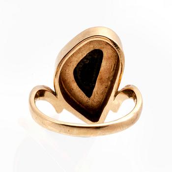 Ring 18K guld cabochonslipad opal, Guldsmed Björn Nilsson, Kristianstad, 1996.