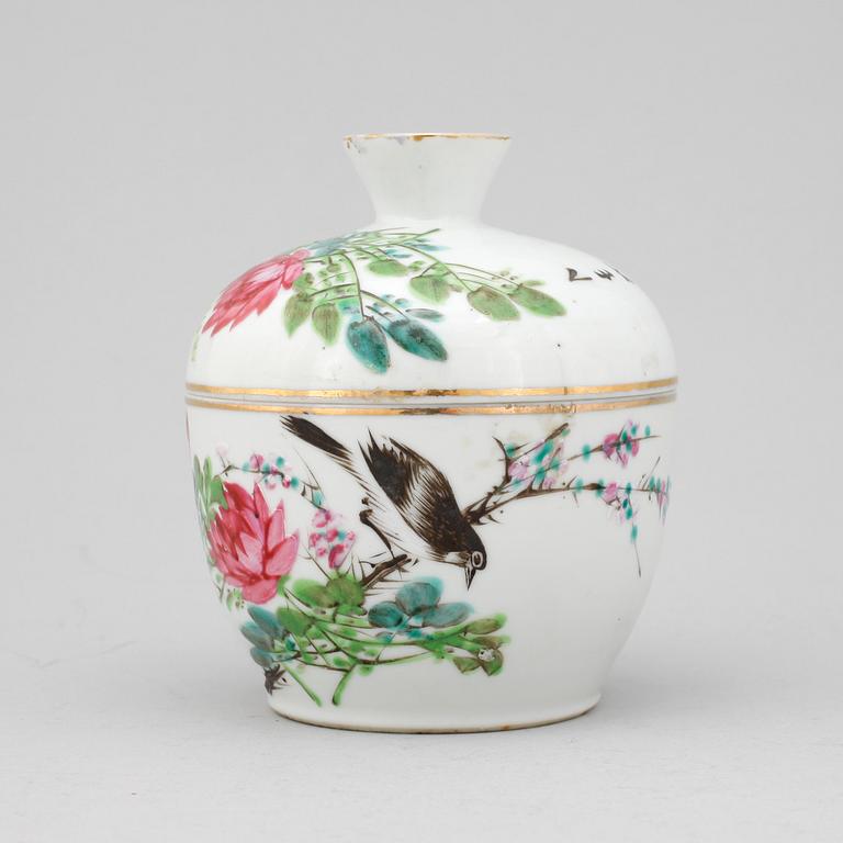 ASK MED LOCK, porslin, Kina, sen Qing, 1800/1900-tal.