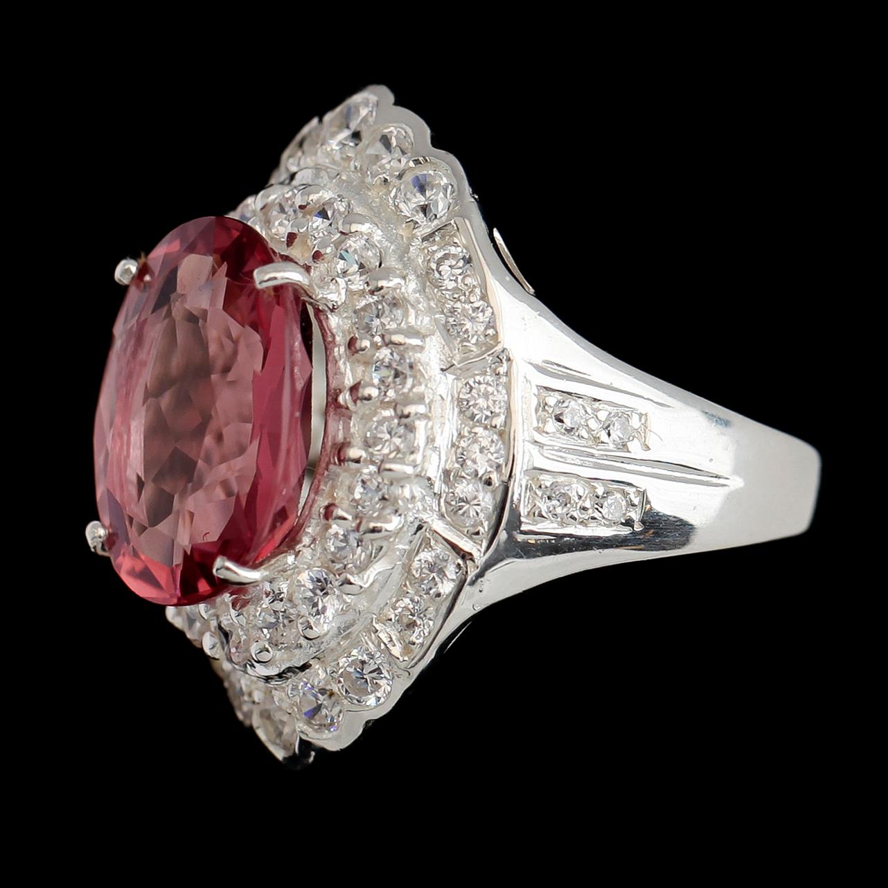 Ring, vitguldspläterat sterlingsilver, rosa morganit ca 6.10 ct, vita safirer tot ca 1.74 ct.