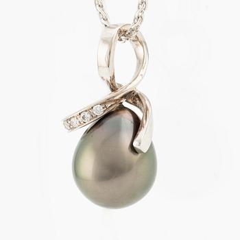 Pendant with 18K gold chain featuring a cultured Tahiti pearl and round brilliant-cut diamonds.