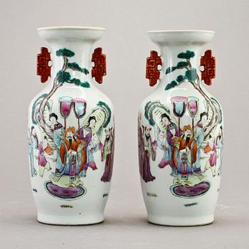 URNOR, ett par, porslin, Kina, 1900-tal.