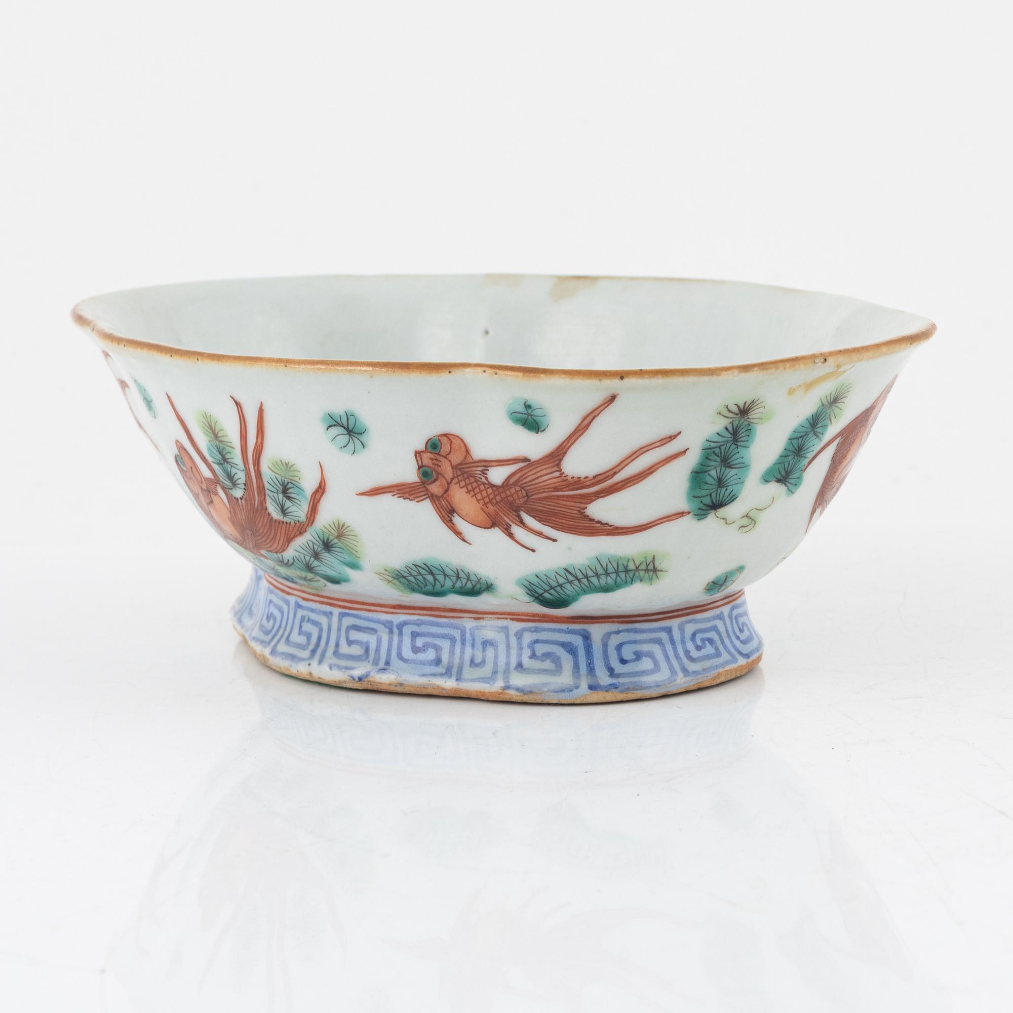 A Chinese enamelled serving dish, Qing dynasty, 19th century.